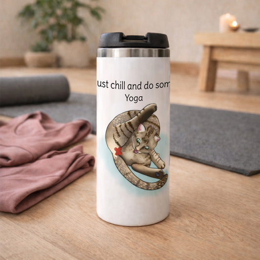 Mug isotherme avec illustration chat en posture yoga humoristique, création Libellule Graphisme pour amoureux des chats et ambiance zen