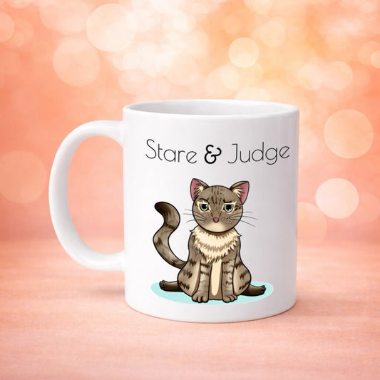 Mug chat humour Stare and Judge avec illustration féline de caractère, création Libellule Graphisme pour petlovers et catlovers