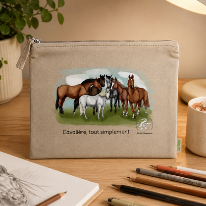Vignette zoomée sur une trousse en coton bio avec illustration de chevaux et message Cavalière tout simplement, création Libellule Graphisme pour cavalières et passionnés d’équitation