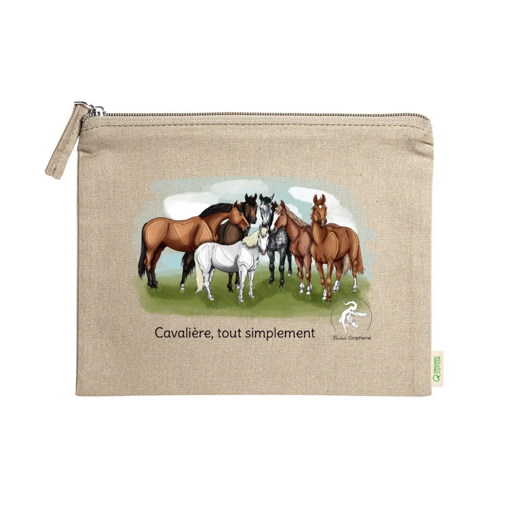 Trousse en coton bio avec illustration de chevaux et texte Cavalière tout simplement, création Libellule Graphisme pour passionnés d’équitation et idée cadeau cavalière